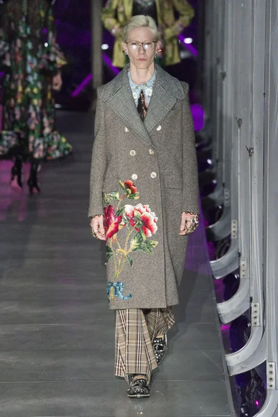 Look 10